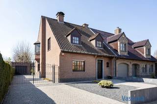 Op zoek naar een plek waar comfort, ruimte en rust samenkomen? Deze driegevelwoning is gelegen op het einde van een doodlopende straat, op slechts enkele passen van het bruisende centrum, is volledig instapklaar, piekfijn onderhouden en meteen beschikbaar.<br /><br />EPC C – 216 kWh/m² / Elektriciteit conform / Asbestveilig / Dubbel Glas / CV Aardgas / Alarmsysteem …. Met een bewoonbare oppervlakte van 182 m², biedt dit huis alles wat een gezin nodig heeft.<br /><br />Bij binnenkomst in de royale inkomhal voel je meteen de warme sfeer van dit huis. De lichtrijke leefruimte van 38 m² met gezellige houtkachel vormt het hart van de woning en is de ideale plek om samen te ontspannen. Aansluitend bevindt zich de volledig vernieuwde en uitgeruste keuken (2025), waar koken en samenzijn hand in hand gaan. Beide ruimtes geven rechtstreeks uit op de tuin, waardoor binnen en buiten harmonieus in elkaar overvloeien.<br /><br />Op het gelijkvloers vind je bovendien een eerste slaapkamer met ensuite douchekamer, perfect als master bedroom, praktijkruimte of thuiskantoor. Een praktische berging en een gastentoilet vervolledigen deze verdieping.<br /><br />Op de eerste verdieping wachten nog drie slaapkamers. De badkamer met ligbad, badmeubel en een tweede toilet garandeert dagelijks comfort en gebruiksgemak.<br /><br />Buiten is het puur genieten: een aangelegde westgerichte tuin met zonneterras en groen uitzicht geeft een instant vakantiegevoel: de perfecte setting voor lange zomeravonden en gezellige momenten met familie en vrienden. De aparte garage met water en elektriciteit, de ruime zolder en de extra parkeergelegenheid voor én naast de woning maken dit huis helemaal compleet.<br /><br />De ligging is een absolute troef: rustig en groen, maar toch vlak bij centrum Aalst. Scholen, winkels, openbaar vervoer en grote verbindingswegen bevinden zich op korte afstand. Bovendien kan je in de buurt heerlijk wandelen, fietsen of joggen - ideaal om na een drukke dag volledig tot rust te komen.<br /><br />Klaar om van deze instapklare woning jouw nieuwe thuis te maken?