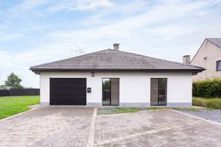 Locatie<br />Deze prachtige villa geniet een uitstekende ligging in Kruibeke, waar een rustige, groene omgeving perfect samengaat met een vlotte bereikbaarheid. Winkels, scholen, horeca en dagelijkse voorzieningen bevinden zich op korte afstand. Dankzij de nabijheid van de E17 zijn Antwerpen, Sint-Niklaas en omliggende gemeenten bovendien snel bereikbaar.<br /><br />Beschrijving<br />Bij het betreden van de woning valt meteen de ruime inkomhal met veel kastruimte op. De lichtrijke woonkamer bevindt zich aan de achterzijde en geniet dankzij de grote raampartijen van een indrukwekkend open zicht over de velden. De open keuken sluit hier harmonieus op aan en is uitgerust met alle nodige toestellen en een ruim extra werkblad.<br /><br />De woning beschikt over drie ruime slaapkamers, een stijlvolle badkamer met dubbele lavabo en inloopdouche en een apart gastentoilet. De multifunctionele zolderruimte biedt bovendien tal van mogelijkheden en kan volledig naar eigen wens worden ingericht.<br /><br />Aan de voorzijde bevindt zich een ruime garage met plaats voor twee wagens, extra bergruimte en de mogelijkheid om een tweede keuken te creëren. De verzorgde tuin beschikt over twee terrassen en een jacuzzi, terwijl het weidse zicht over de velden zorgt voor een unieke combinatie van rust, privacy en ruimte.<br /><br />EPC: 196 kWh/m² • P-score: D • G-score: D • Stedenbouwkundige gegevens: in aanvraag