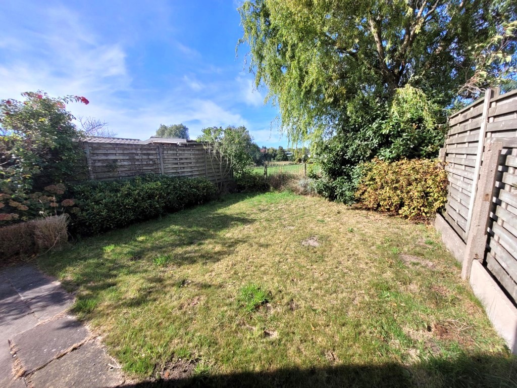 Degelijke woning met uitweg en tuin met zicht op de weide - foto 1