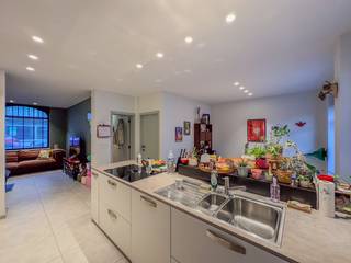 In het centrum van Diksmuide huisvest deze gerenoveerde woning (2022) met alle alle comfort en volgende indeling:GELIJKVLOERS:Inkomhal - open en...