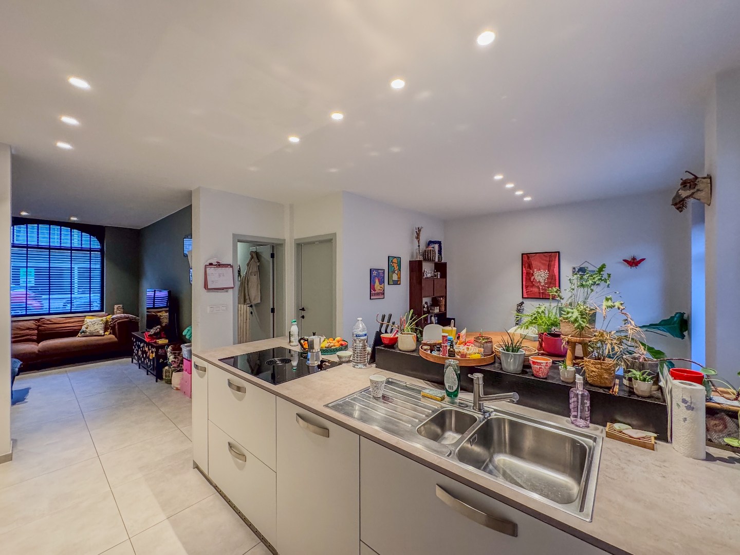 Woning met 3 slaapkamers, garage en gezellig stadstuintje met berging. - foto 3