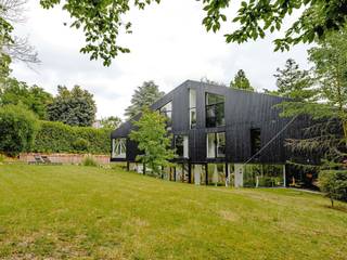 In het hart van Ukkel schittert dit uitzonderlijke huis, ontworpen door architectenbureau Vanden Eeckhoudt-Creyf, in een groene omgeving. Het...