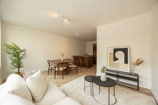 <p><span>Rustig en centraal wonen</span><span><br />Dit volledig gerenoveerde appartement op de eerste verdieping is gelegen in een kleinschalig gebouw van slechts vier units, in een zeer rustige straat in Antwerpen. Alle voorzieningen bevinden zich op wandelafstand en dankzij de nabijheid van openbaar vervoer en een velostation verplaats je je vlot door en rond de stad. Een aangename woonomgeving met een mooi evenwicht tussen rust en bereikbaarheid.<br /><br /></span></p><p><span>Licht, ruimte en hedendaags comfort</span><span><br />Via de inkomhal betreden we het appartement, dat afgewerkt is met een warme PVC‑visgraatvloer die doorloopt doorheen de leefruimtes. De leefruimte met eetplaats geniet van een mooie lichtinval dankzij kamerbrede raampartijen en biedt voldoende plaats voor een comfortabel salon en eethoek. De neutrale afwerking en hoge plafonds zorgen voor een open en tijdloze uitstraling.</span></p><p><span>De open keuken sluit naadloos aan op de leefruimte en is afgewerkt met kastwerk in donker hout en een werkblad met natuursteenlook. Ze is uitgerust met inductiekookplaat met ingewerkte dampkap, combi‑oven, vaatwasser, grote koelkast en spoelbak. Het keukeneiland vormt een aangename verbinding tussen koken en wonen.<br /><br /></span></p><p><span>Slaapkamers, badkamer en terras</span><span><br />De master bedroom ligt achteraan en dus zeer rustig gelegen. Ze biedt voldoende ruimte voor een dubbel bed en kast. De tweede slaapkamer kan dienst doen als kinderkamer, bureau, hobbyruimte, dressing…. En geeft toegang tot het aangename terras, een fijne plek om even buiten te zitten in alle rust.</span></p><p><span>De badkamer is modern ingericht met een inloopdouche en een breed lavabomeubel, afgewerkt met beige XL‑tegels die zorgen voor een rustige en verzorgde uitstraling. Het toilet is afzonderlijk voorzien.<br /><br /></span></p><p><span>Praktische extra’s</span><span><br />Daarnaast beschikt het appartement over een berging/technische ruimte met aansluitingen voor wasmachine en droogkast. Ook hier werd dezelfde kwalitatieve afwerking doorgetrokken. Het appartement beschikt over individuele meters voor water en elektriciteit en maakt deel uit van een recent gerenoveerd gebouw (2025).<br /><br /></span></p><p><span> </span></p>