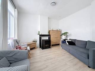 tweede verdieping:- inkomhal- leefruimte op laminaat met authentiek schouwelement en gaskachel- keuken voorzien van een gasfornuis, dampkap,...