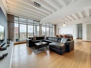 Instapklare, energiezuinige loft op de eerste verdieping, bestaande uit een inkomhal met vestiaire en afzonderlijk toilet, een ruime,...
