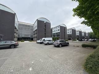 <p>In de gerenoveerde vierkantshoeve van het Axxes Business Center vind je een unieke werkplek waar professioneel werken hand in hand gaat met een huiselijke en ontspannen sfeer. De gezellige binnenkoer en groene, parkachtige tuin zorgen voor een aangename werkomgeving, ideaal voor wie graag efficiënt werkt in een rustgevende setting.</p>
<p>De kantoren zijn volledig gemeubileerd en operationeel, en beschikbaar vanaf 12 m² tot 198 m². Dankzij het all-in concept zijn onder meer internet, EGW-verbruik, schoonmaak, gemeenschappelijke lasten, gebruik van vergaderzalen en toegang tot een koffiebar inbegrepen in de maandprijs.</p>
<p>Je kan hier terecht voor een flexibele huurformule, of het nu gaat om een korte of langere periode. Daarnaast biedt de site ook privéparkeerplaatsen, een veilige fietsenstalling en 58 laadpunten voor elektrische voertuigen.</p>
<p>Axxes Business Center is de ideale oplossing voor wie op zoek is naar een praktische én inspirerende werklocatie vlakbij de R4 en E40.</p>