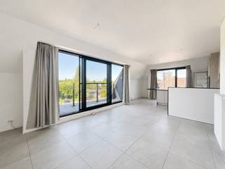 Dit instapklare appartement ligt op een centrale locatie in Lovendegem, vlak bij winkels, horeca en scholen. Een ideale plek voor wie graag alles binnen handbereik heeft.<br /><br /><strong>Indeling:</strong><br />Inkom met vestiaireruimte, lichtrijke woonkamer met open, volledig geïnstalleerde keuken, praktische berging, apart toilet, meerdere terrassen, 2 slaapkamers en een badkamer met inloopdouche. De gashaard met inbouwkast zorgt voor extra gezelligheid in de leefruimte.<br /><br /><strong>Afwerking &amp; comfort:</strong>
<ul>
	<li>Volledig geschilderd</li>
	<li>Gordijnen en vliegenhorren aanwezig</li>
	<li>Private kelderberging</li>
	<li>Parkeerplaats achteraan de residentie</li>
</ul>
<strong>Troeven</strong>: energiezuinig – moderne afwerking – lift – rolstoeltoegankelijk<br />💰 Huurprijs: €900/maand + gemeenschappelijke kosten: €60/maand<br />📅 Beschikbaar: overeen te komen<br /><br />📞Had u graag meer informatie of een rondleiding gehad in deze woning? Aarzel dan niet om ons te contacteren op 09 395 05 40 of verhuur@concept-home.be 