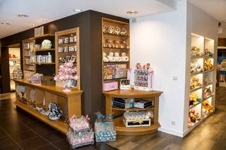 <strong>Menen - Handelspand met woonst te koop.</strong><br /><br />Op zoek naar een commercieel pand met woonst in het centrum van Menen? Dit handelspand kan dienen als winkel, kantoor of praktijk.<br /><br /><strong>Indeling:</strong><br /><u>Gelijkvloers:</u> ruime instapklare winkelruimte, meerdere polyvalente ruimtes, apart toilet<br /><u>1ste verdieping:</u> 2 appartementen waarvan 1 met 3 kamers en een badkamer. Het tweede appartement is voorzien op de bovenverdieping en heeft 3 kamers. Ze zijn beide nog volledig in te richten.<br /><u>Zolder</u><br /><br /><strong>Troeven:</strong><br />+ Instapklaar handelspand<br />+ Mogelijkheid tot wonen<br />+ Goeie ligging<br />+ Goeie zichtbaarheid<br /><br />Renovatieplicht
