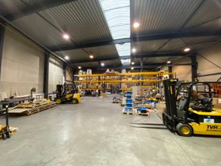 Entrepôt avec bureaux à louer à Waregem à 1 minute de la bretelle d'accès à l'E17. L'entrepôt de +/- 1.270 m² dispose d'une porte sectionnelle,...