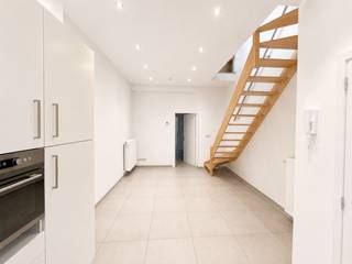 <p>Située dans la très prisée Aaigemstraat, cette maison récemment rénovée comprend trois chambres, un bureau et une agréable terrasse sur le toit. Grâce à son emplacement exceptionnel, à quelques pas de Gent-Sint-Pieters, vous profiterez ici d’une combinaison idéale entre confort, accessibilité et vie urbaine.<br /><br />Dès votre arrivée, vous êtes accueilli dans un hall d’entrée indépendant qui donne accès au salon baigné de lumière. À côté se trouve la cuisine entièrement équipée, dotée de tous les appareils nécessaires.<br /><br />Au rez-de-chaussée se trouve une première chambre avec terrasse attenante, ainsi que des toilettes séparées pour les invités. Au premier étage, vous trouverez un espace ouvert supplémentaire pouvant parfaitement servir de bureau, de coin lecture ou de salle de loisirs. De là, vous avez accès à l’agréable terrasse sur le toit.<br /><br />La maison dispose en outre de deux chambres supplémentaires et d’une salle de bains moderne équipée d’une douche à l’italienne, d’un meuble-lavabo double et de toilettes.<br /><br />Atouts :<br />•⁠ ⁠Maison récemment rénovée<br />•⁠ ⁠3 chambres à coucher à part entière<br />•⁠ ⁠Espace supplémentaire pouvant servir de bureau ou de salle de loisirs<br />•⁠ ⁠Agréable terrasse sur le toit<br />•⁠ ⁠Cuisine entièrement équipée<br />•⁠ ⁠Salle de bains moderne avec douche à l'italienne<br />•⁠ ⁠Indice de mobilité de 9/10<br />•⁠ ⁠À quelques pas de Gent-Sint-Pieters<br />•⁠ ⁠Excellente accessibilité et emplacement central<br /><br />Grâce à la combinaison d'une finition de qualité, d'un agencement pratique et d'un emplacement de choix, ce logement constitue un foyer idéal pour les familles, les couples ou les professionnels qui souhaitent vivre au cœur de Gand.<br /><br />Pour plus d'informations ou pour organiser une visite, contactez Thomas au 0474 26 27 58 ou à l'adresse info@vicusvastgoed.be.</p>