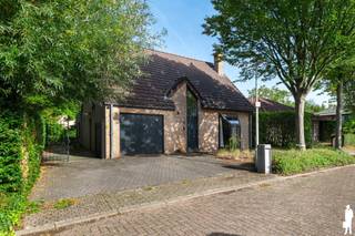 Te renoveren villa met 4-5 slaapkamers en 3 badkamers in doodlopende straat<br />
<ul>
<li>Riante leefruimte (ca 100 m²) met zicht op de tuin</li>
<li>Optimale lichtinval dankzij raampartijen en lichtstraat</li>
<li>Veel renovatiemogelijkheden</li>
<li>Bewoonbare oppervlakte: ca 265m²</li>
<li>4-5 ruime slaapkamers, enkele met mezzanine</li>
<li>Polyvalente kamer (bureau/speelkamer)</li>
<li>Badkamer en 2 douchekamers aanwezig</li>
<li>Onderhoudsvriendelijke oost georiënteerde tuin</li>
<li>Volledige privacy</li>
<li>Tuinberging met overdekt terras</li>
<li>Oprit met voldoende parkeergelegenheid</li>
</ul>
<br />Onmiddellijke omgeving:<br />Gelegen in een doodlopende straat in wijk Elsdonk<br />Zeer vlotte bereikbaarheid naar Antwerpen en Brussel (E19 en trein)<br />Nabij het centrum van Edegem met scholen, winkels, openbaar vervoer en verschillende natuurgebieden op fiets- en wandelafstand<br /><br />Technische kenmerken:<br />
<ul>
<li>Degelijke basisconstructie</li>
<li>Uitbouw GLV en 1e V: 1997-1998</li>
<li>CV op gas (2021)</li>
<li>Kruipruimte aanwezig (ca100m²)</li>
<li>Leefruimte en bureauruimte met gesloten haard</li>
<li>2 bergzolders aanwezig</li>
</ul>
Indeling: <br />Gelijkvloerse verdieping (ca 150m²):<br />
<ul>
<li>Inkomhal met apart gastentoilet</li>
<li>Riante leefruimte met zithoek en eetkamer</li>
<li>Polyvalente bureauruimte met open haard</li>
<li>Grote keuken met ontbijthoek</li>
<li>Ruime douchekamer met voorz. Wm/DK</li>
<li>Inpandige garage</li>
</ul>
<br />Eerste verdieping (ca 115m²):<br />
<ul>
<li>Ruime overloop met apart toilet</li>
<li>4 - 5 slaapkamers, deels met mezzanine</li>
<li>Badkamer met ligbad en douche</li>
<li>Aparte douchekamer</li>
<li>2 bergzolders</li>
</ul>
<br />Stedenbouwkundige inlichtingen in aanvraag<br />Voor meer informatie kan u terecht op www.deboerenpartners.be