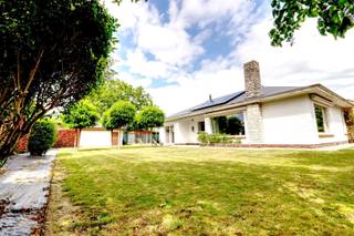 <p><span>RUSTIG GELEGEN VILLA MET ZALIG GROENE INVULLING</span></p><p><span> </span></p><p><span>Deze alleenstaande woning sluit zich mooi af van de straat, privacy, rust en comfort zetten er de toon.<br />Weg van de straat zorgt de inkom voor een warme ontvangst, er is een apart toilet en een vlotte doorsteek naar de leefruimte.<br />Heel veel licht en een bijzonder tuincontact zorgen voor een aparte woon beleving.  De keuken houdt zich apart, is goed voorzien met heel veel kastruimte en extra eethoek.</span></p><p><span>Er zijn 2 slaapkamers en een nette badkamer.  Met grote berging/wasplaats.</span></p><p><span>Een aangename gezelligheid zet zich ook buiten verder, terras, overdekt terras en groene tuin zorgen er voor een dagdagelijks vakantiegevoel.<br />Er is een aparte garage met vlotte toegang tot de tuin. </span></p><p><span> </span></p><p><span>NETJES AFGEWERKT<br />HEEL VEEL WOONCOMFORT<br />MOOIE, RUSTGEVENDE GROENE TUIN</span></p>