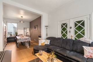 <p><span>Instapklare gezinswoning met 4 slaapkamers en zonnige tuin in het centrum van Harelbeke</span></p><p><span>Bent u op zoek naar een ruime en instapklare gezinswoning op een centrale ligging? Dan is deze woning in het centrum van Harelbeke zeker een bezoek waard.</span></p><p><span>Op het gelijkvloers vindt u een inkomhal, een gezellige zit- en eetruimte, een functionele keuken, een badkamer, een wasplaats en een praktische berging. Achteraan geniet u van een aangenaam aangelegde tuin waar het heerlijk vertoeven is.</span></p><p><span>De eerste verdieping biedt plaats aan maar liefst </span><span>vier volwaardige slaapkamers</span><span>, ideaal voor grote gezinnen of voor wie extra ruimte zoekt voor een bureau of hobbykamer. Bovendien beschikt de woning over een handige bergzolder.</span></p><p><span>Extra troeven: <br />Instapklaar<br />Recente badkamer en PVC ramen<br />4 ruime slaapkamers<br />Conforme elektrische installatie<br />Zonnepanelen aanwezig<br />Aangelegde tuin<br />Centrale ligging nabij winkels, scholen en openbaar vervoer</span></p><p><span>Deze woning combineert ruimte, comfort en energiezuinigheid, en vormt de ideale thuisbasis voor een groot gezin.</span></p><p><span>Bezoekmomenten op 6 en 7 november.</span></p><p><span>stijn@vastgoedkantoorvanassche.be<br />0476 76 38 76</span></p><p><span>Vraag vandaag nog uw bezoek aan en ontdek zelf alle troeven van deze woning!</span></p>