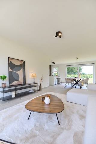 Hectaar bouwt twee energiezuinige en praktisch ingerichte nieuwbouwwoningen op een rustige ligging in Hamme.<br />De woning is gelegen in een rustige straat maar toch zeer centraal nabij verschillende winkels, een lagere school en rechtstreeks verbinding naar alle invalswegen. Ideaal voor mensen die bereikbaarheid zoeken maar vooral rust.<br /><br />Bij elke woning krijgt de koper de kans om volledig inspraak te hebben in de inrichting en afwerking van de woning. In samenspraak met onze betrouwbare partnerleveranciers kies je zelf de materialen en afwerking volgens smaak en budget – zo maak je van deze woning écht jouw thuis.<br /><br /><strong>Indeling van Lot 02:</strong><br />Gelijkvloers: Inkomhal met gastentoilet, ruime leefruimte met open keuken (43,82m²) en berging (8m²)<br />Verdieping: Nachthal met apart toilet, 3 zeer ruime slaapkamers (13,24m² - 12,71m² - 10,96m²), badkamer uitgerust met ligbad, inloopdouche en dubbele lavabomeubel<br />Zolder: Toegankelijk via het zolderluik - ideaal als extra opbergruimte/uitbreiding <br /><br /><strong>Troeven van deze woning:</strong>
<ul>
	<li>Energiezuinig wonen</li>
	<li>Lucht/water warmtepomp, zonnepanelen en vloerverwarming </li>
	<li>Regenwaterput 7.500l aangesloten op toiletten/wasmachine/buitenkraan</li>
	<li>West-georiënteerde percelen</li>
</ul>
Wens je meer informatie, contacteer ons vandaag nog voor meer informatie of een afspraak op kantoor te Asse. <br /><span>(Foto's zijn referentiebeelden van voorgaande projecten)</span>