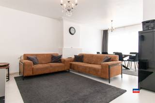 <p><span>DEURNE | INSTAPKLAAR APPARTEMENT MET TWEE SLAAPKAMERS EN BALKON GELEGEN OP DE EERSTE VERDIEPING VAN KLEIN VERZORGD GEBOUW | EPC B | </span></p><p><span>Indeling als volgt: inkomhal - woonkamer - gesloten keuken - twee slaapkamers - balkon - badkamer met douche, lavabomeubel, toilet en aansluiting wasmachine.</span></p><p><span> </span></p><p><span>Troeven :</span></p><p><span>*zeer gunstig gelegen in een rustige woonwijk, vlakbij het Bisschoppenhofpark, openbaar vervoer, winkels en scholen.</span></p><p><span>*zeer lage maandelijkse kosten (ca. €20/maand voor minuterie blokpolis)</span></p><p><span>*dak vernieuwd in 2021</span></p><p><span>*ramen vernieuwd in 2020</span></p>