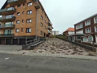 Gesloten garagebox te koop in de residentie Zuidkant te Steekspelstraat 2, 8670 Koksijde. De garage bevindt zich nabij het Prins Albertplein en...