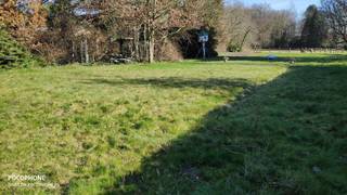 Prachtig gelegen perceel bouwgrond voor open bebouwing van 2.084m² verscholen in het groen !!!! Alle info ten kantore.