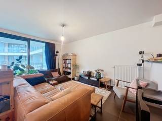 Welkom in dit charmante en instapklare appartement, ideaal gelegen in het bruisende centrum van Gent, aan Filips Van Arteveldestraat 2, bus 102, Gent. Deze woning combineert comfort, licht en een uitstekende ligging. Perfect voor wie op zoek is naar een gezellige thuis in de stad.Het appartement beschikt over twee slaapkamers, een ruime en lichtrijke woonkamer met grote ramen en een open indeling die een aangename sfeer creëert. De moderne keuken is praktisch ingericht en biedt voldoende kastruimte en werkoppervlak.Een groot pluspunt is het zonnige terras, waar je heerlijk kunt ontspannen. Daarnaast is er een privatieve fietsberging voorzien.De locatie is uitstekend: op wandelafstand van winkels, horeca, openbaar vervoer en het historische centrum van Gent. Dankzij de nabijheid van uitvalswegen en fietsroutes is dit appartement bovendien vlot bereikbaar.Indeling: inkomhal - woonkamer - keuken - berging - terras - badkamer - slaapkamer 1 - slaapkamer 2 - toilet - fietsenbergingDe gemeenschappelijke kosten in de vorm van een provisie bedragen 90 euro per maand en dienen voor het onderhoud van de gemeenschappelijke delen. Beschikbaar vanaf 1/1/2026.