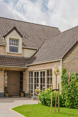 Gelegen op een residentiële toplocatie in Ten Ede, pal tussen Heusden en Wetteren, bevindt zich deze exclusieve, instapklare villa (2008). De ligging in een rustige doodlopende straat garandeert maximale privacy en een minimum aan verkeer, terwijl het centrum, scholen en invalswegen binnen enkele minuten bereikbaar zijn. Ook Gent kan je vlot met de fiets en auto bereiken. Dankzij de zonnepanalen en een thuisbatterij beschikt het huis over een uitstekende energetische waarde met het felbegeerde EPC-label A.De woning straalt een moderne, landelijke elegantie uit en biedt met 244 m² aan bewoonbare oppervlakte alle ruimte voor een gezin. Via de sfeervolle inkomhal met apart thuiskantoor betreedt u de royale leefruimte. Grote raampartijen zorgen voor overvloedig daglicht en een naadloze verbinding met de tuin. Aansluitend ligt de landelijke leefkeuken met eiland en alle nodige toestellen. De eerste verdieping telt 4 volwaardige slaapkamers onder knusse daklijnen en 2 smaakvolle badkamers, waaronder een luxueuze ensuite badkamer met ingebouwd ligbad bij de master bedroom.De tuin roept het ultieme vakantiegevoel op. Blikvanger is het ruime, verwarmde buitenzwembad omzoomd door een modern terras. Daarnaast steelt het monumentale, overdekte eiken poolhouse de show. Deze robuuste constructie is uitgerust met een gezellige bar: de perfecte plek om in alle privacy te genieten. Rondom werd de woning volledig in het groen aangelegd en vooraan is er plaats om meerdere wagens te parkeren.Bestuursmaatregelen in het maatregelenregister: nee
