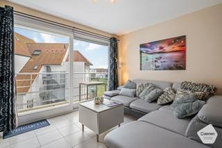 Cet appartement bénéficie d'un <strong>excellent</strong> <strong>emplacement</strong> au calme, à <strong>proximité</strong> de la <strong>plage</strong>, des <strong>transports</strong> en <strong>commun</strong> et du <strong>centre</strong>-<strong>ville</strong>.<br /><br />Le <strong>hall</strong> <strong>d'entrée</strong> <strong>spacieux</strong> mène à <strong>l'espace</strong> <strong>de</strong> <strong>vie</strong> <strong>lumineux</strong> avec une <strong>cuisine</strong> <strong>ouverte</strong> entièrement <strong>équipée</strong>. L'espace de vie donne accès à la <strong>terrasse</strong> <strong>ensoleillée</strong>. <strong>Deux</strong> <strong>chambres</strong> <strong>spacieuses</strong> se trouvent à l'arrière de l'appartement. La <strong>salle</strong> <strong>de</strong> <strong>bains</strong> est équipée d'une <strong>douche</strong> <strong>spacieuse</strong> et d'un double lavabo. Il y a également un <strong>grand</strong> <strong>débarras</strong> avec la <strong>possibilité</strong> de <strong>brancher</strong> une <strong>machine à laver. </strong>L'appartement est climatisé.<br /><br />L'appartement est situé au <strong>deuxième</strong> <strong>étage</strong> d'un complexe calme et est facilement accessible par <strong>ascenseur</strong>. Un <strong>abri</strong> à <strong>vélos</strong> <strong>commun</strong> est également disponible. Un <strong>emplacement</strong> spacieux est <strong>inclus</strong> dans le <strong>prix</strong>. L'appartement est vendu sous le <strong>régime</strong> du <strong>bail</strong> <strong>foncier</strong>, ce qui signifie que les frais annuels de bail foncier sont <strong>déductibles</strong> et peuvent être déduits des <strong>impôts</strong>. <br /> 