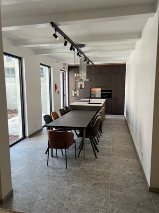 <u><strong>Enkel studenten.</strong></u> Dit gebouw is voorzien van 9 studentenkamers en is gelegen op 500m van het station en wandelafstand van het centrum van Mechelen, naast het kanaal Leuven - Dijle. Het gebouw is voorzien van een inkomhal, een ruime fietsenberging met automatische fietshaken, hyper-geïnstalleerde keuken met aanpalend een gezellige leef- ontspanningsruimte met veel lichtinval, kelder en een gezellige stadstuin. De kamers zelf zijn allemaal voorzien van een bureau met bureaustoel, kleerkast, sofa, airco koeling/verwarming, badkamer met neveldouche en sproeier, lavabomeubel, hangtoilet, spiegel en sfeerverlichting. De huurprijs van de kamers bevindt zicht tussen € 580 en € 615. De maandelijkse provisiekost bedraagt € 100. <br /><br />Voor eventuele vragen en/of het maken van een afspraak: patrik@ampvastgoed.be en/of 0465.00.40.45 of 0465/00.40.44