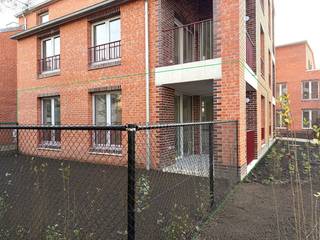 Dit appartement is gelegen in het nieuwbouwproject Hof Berlamuze.<br />Hof Berlamuze is een exclusief nieuwbouwproject in Lier dat geniet van een toplocatie nabij de berlarij en het stadscentrum, alsook de Lierse stadsvesten die tal van mogelijkheden voor ontspanning bieden.<br />Dit prachtig project werd opgeleverd in het najaar van 2025 en combineert een hoogwaardige afwerkingsgraad met energiezuinige technieken zoals warmtepompen, zonnepanelen en vloerverwarming.<br /><br />Op het gelijkvloers van gebouw F bevindt zich dit lichtrijk eenslaapkamer appartement. De leef- en eetkamer geniet van overvloedig natuurlijk licht dankzij de grote raampartijen en biedt rechtstreeks toegang tot een overdekt terras, alsook de ruime tuin. Het appartement is voorzien van vloerverwarming via een lucht/water warmtepomp, wat bijdraagt aan een optimaal wooncomfort en een laag energieverbruik.<br /><br />De overdekte staanplaats is verplicht mee te huren voor €80 per maand.<br /><br />De algemene maandelijkse lasten worden geraamd op ca. €100;<br /><br />Benieuwd naar dit prachtig appartement? Maak snel uw afspraak via 03 337 50 70 of info@vbvastgoed.be.