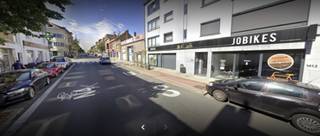 Handelspand gelegen op de Chaussée de Wavre in Oudergem. Oppervlakte van +/- 225 m² met een gevel van 10 m, 2 ingangen + kelder. Uitgerust...