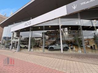 Showroom gecombineerd met opslag- en kantoorruimte te huur met uitstekende visibiliteit. Fantastisch gelegen vlakbij het centrum van Gent en op slechts 700 meter van de op- en afrit van de E40. Dankzij deze strategische ligging geniet het pand van een vlotte bereikbaarheid, zowel met de wagen als met het openbaar vervoer.<br /><br />Dit veelzijdig gebouw, een voormalige autogarage, biedt tal van mogelijkheden voor diverse commerciële activiteiten. De showroom heeft een oppervlakte van 1.916 m² en bestaat uit een open space met een grote glazen vitrine aan de voorzijde, wat zorgt voor uitstekende visibiliteit en maximale commerciële uitstraling. Daarnaast beschikt het pand over 869 m² aan kantoorruimte en een ruime opslagruimte van 4.794 m², voorzien van lichtstraten en een sectionale poort. Alle ruimtes zijn verdeeld over het gelijkvloers en de eerste verdieping. De eerste verdieping is bovendien toegankelijk via een brede oprijhelling, waardoor deze ook eenvoudig bereikbaar is voor voertuigen.<br /><br />Beschikbaar vanaf augustus voor een periode van 2 jaar en verlengbaar. <br /><br />Heb je interesse? Neem vandaag nog contact op met PANORAMA B2B GENT KANTOREN voor meer informatie of om een vrijblijvend plaatsbezoek in te plannen via 0477 44 39 30.
