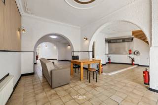 In het centrum van Sint-Niklaas bevindt zich deze veelzijdige eigendom met een totale bewoonbare oppervlakte van maar liefst 330 m² op een perceel...