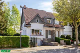 Deze ruime woonst is gesitueerd in een rustige woonwijk met zijn groene omgeving tussenin FORT 4 en Domein Frijthout.Prachtige locatie doch met...
