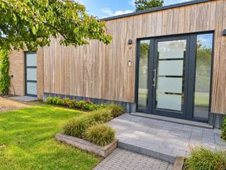 <p>www.elshoutlaan37.be ** meer info !</p><p>Elshoutlaan 37 is een vrijstaande woning uit 1988, gelegen achteraan in een doodlopende straat in de groene en aangename wijk Lochtenberg in Sint-Job-in-'t-Goor.</p><p>De woning biedt alle comfort van gelijkvloers wonen en beschikt over een ruime, lichtrijke woonkamer, drie slaapkamers, waarvan één momenteel is ingericht als dressing, een royale badkamer, een praktische berging en wasplaats, en een ruime zolder.</p><p>Dankzij de vele raampartijen geniet vrijwel elke ruimte van een mooi uitzicht op de tuin. Dit zorgt voor een overvloed aan natuurlijk licht en een aangename verbinding tussen binnen en buiten.</p><p>De bijzonder ruime leefkeuken vormt een van de blikvangers van de woning en is volledig uitgerust met inbouwtoestellen en een Quooker-kokendwaterkraan. Via de inkomhal, voorzien van een vestiaire en een afzonderlijk gastentoilet, betreedt u de woning.</p><p>www.elshoutlaan37.be ** meer info !</p>