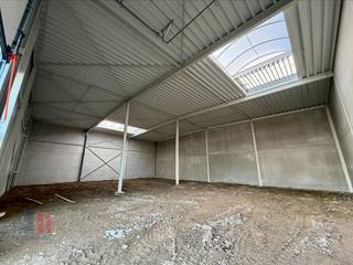 <strong>Nieuwbouw KMO-unit </strong>met een oppervlakte van <strong>400 m²</strong> te koop op de nieuwe bedrijvenzone "STADSBEEMD". Grotere oppervlaktes zijn eveneens mogelijk.<br />Strategisch gelegen nabij de bedrijvige Staatsbaan met een vlotte verbinding naar de E314 en het Klaverblad te Lummen.<br /><br />De hoogkwalitatieve <strong>casco magazijn </strong>(brandklasse C) met een<strong> vrije hoogte van 6 m</strong> is toegankelijk via een <strong>automatische sectionale poort</strong> (4,5 m H x 4  m B) en beschikt over een afzonderlijke toegangsdeur. De unit is volledig geïsoleerd en afgewerkt met een polybetonvloer met een draagkracht van<strong> 1 T/m²</strong>. Verder is de ruimte uitgerust met een lichtstraat met rookluik.<br /><br />Tevens aanwezigheid van <strong>4 privatieve parkeerplaatsen</strong> en de mogelijkheid tot het plaatsen van een tussenvloer. <strong>Voorziene oplevering 05/2026</strong>. Ruime parkeer- en manoeuvreerruimte op de site.<br /><br />Contacteer <strong>PANORAMA B2B </strong>voor bijkomende inlichtingen, plannen of een vrijblijvend plaatsbezoek<strong> 0474 17 17 15.</strong>
