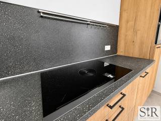 <p>Prachtig nieuwbouwappartement op toplocatie in Lier<br />Dit toffe nieuwbouw appartement is gelegen op een boogscheut van het centrum van Lier in een rustige, nieuwe wijk. <br />Dankzij de ligging heb je horeca en winkels binnen handbereik en bovendien een uitstekende verbinding tot verbindingswegen en snelwegen. <br /><br />Indeling: <br />Op de derde verdieping van het gebouw kom je binnen in dit gezellige en lichtrijke appartement. De ruime woonkamer is voorzien van heel grote raampartijen met een prachtig uitzicht op het terras en de site met aangeplante bomen. In de woonkamer is tevens een open keuken met kookeiland, voorzien van alle modern comfort en luxueuze opties (zoals inductievuur met geïntegreerd afzuigsysteem). In de woonkamer kan je zomer en winter genieten van de ideale temperatuur dankzij de geïnstalleerde airco. <br />Het grote overdekte terras biedt verscheidene inrichtmogelijkheden en zorgt ervoor dat het terras functioneel is doorheen het hele jaar.<br />Verder hebben we nog een badkamer met inloopdouche, apart toilet, 2 slaapkamers en een berging met technische voorzieningen voor wasmachine en droogkast. <br /><br />Concreet:<br />Dankzij de recente en duurzame technologieën op vlak van verwarming is de woning zeer energiezuinig. <br />De ideale ligging laat je optimaal genieten van alles wat Lier en omstreken te bieden heeft. <br />EPB (EPC voor nieuwbouwwoningen) is in opmaak en wordt zo snel mogelijk overhandigd. <br />Er is een staanplaats verplicht bij te huren in de ondergrondse parking van zodra deze is opgeleverd aan € 100,- per maand.<br />De provisie voor de gemeenschappelijke kosten bedraagt een provisie van onderhoud van de gemeenschappelijke delen, een brandverzekering met afstand van verhaal (als huurder dien je enkel de eigen aansprakelijkheid en de inboedel nog te verzekeren) en onderhoud van het ventilatiesysteem. <br />Aarzel niet en vraag vandaag je afspraak aan via info@immosir.be</p>