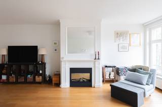 <p>In het prestigieuze <strong>Oranje Huis</strong>, een prachtige laat-classicistische herenwoning die met veel zorg en respect voor haar authentieke karakter werd omgevormd tot een stijlvol appartementsgebouw, bevindt zich dit recent gerenoveerde appartement waar charme, ruimte en hedendaags comfort naadloos samenkomen. Het gebouw beschikt over een lift en biedt het extra comfort van een private parkeerplaats en berging.</p>
<p>Bij het binnenkomen valt meteen de overvloedige lichtinval op die het appartement een bijzonder aangename en warme sfeer geeft. De ruime leefruimte met sfeervolle haard geniet van een uniek uitzicht op een schilderachtig pleintje en de Schelde, waardoor u hier dagelijks kunt genieten van rust, licht en een uitzonderlijk decor. De volledig geïnstalleerde keuken vormt een uitnodigende plek om te koken en samen te komen. Dankzij de gezellige ontbijthoek en het uitzicht op de rustige binnenplaats is dit een ruimte waar het aangenaam vertoeven is, van de eerste koffie in de ochtend tot lange avonden met familie en vrienden.</p>
<p>Het appartement beschikt over drie volwaardige slaapkamers en twee comfortabele badkamers, waardoor het perfect geschikt is voor gezinnen, koppels die extra ruimte wensen of wie wonen en werken wil combineren. De recente renovatie werd uitgevoerd met oog voor kwaliteit en wooncomfort, terwijl de authentieke uitstraling van het gebouw behouden bleef.</p>
<p>Dit is een woning die zich onderscheidt door haar unieke combinatie van klasse, sereniteit en eigentijds comfort. Een zee van licht, prachtige uitzichten, stijlvolle leefruimtes en een uitzonderlijke ligging maken van dit appartement een zeldzame opportuniteit voor wie op zoek is naar een karaktervolle thuis op een bijzondere locatie.<br /><br />Parking bij aan te kopen aan 45.000 euro.</p>