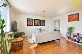 <p><span>Op zoek naar een gezellig appartement met karakter, een centrale ligging én zonder gemeenschappelijke kosten? Dan is dit charmante appartement op de Antwerpsestraat in Mortsel beslist een bezoekje waard!</span></p><p><span>Dit </span><span>cosy </span><span>appartement bevindt zich op de derde en bovenste verdieping van een kleinschalig gebouw uit 1965, zonder lift. De mooie houten plankenvloeren en de overvloed aan natuurlijk licht geven het geheel een warme, authentieke uitstraling.</span></p><p><span>De gezellige leefruimte biedt voldoende plaats voor een comfortabele zithoek en sluit naadloos aan op de open, praktisch ingerichte keuken. Aan de rustige achterzijde ligt de ruime slaapkamer. Aansluitend bevindt zich de badkamer met ligbad, lavabo en aansluitingen voor wasmachine en droogkast.</span></p><p><span>Extra bergruimte vind je in de ingemaakte kast op de gang en in de privatieve kelderberging.</span></p><p><span> </span></p><p><span>Ook technisch heeft dit appartement heel wat troeven: de ramen werden in 2025 vernieuwd en voorzien van hoogrendementsglas, de elektrische installatie is conform, het appartement is asbestveilig en beschikt over een EPC-label D (geen renovatieplicht). Bovendien zijn alle meters voor gas, elektriciteit en water individueel.</span></p><p><span> </span></p><p><span>Een bijkomend pluspunt? Er is geen syndicus en je betaalt geen gemeenschappelijke kosten!</span></p><p><span>De ligging is bijzonder praktisch: midden in het bruisende centrum van Mortsel, met tal van winkels, supermarkten, gezellige horecazaken en andere voorzieningen op wandelafstand. De tram stopt letterlijk voor de deur en brengt je vlot naar Antwerpen en de omliggende gemeenten.</span></p><p><span> </span></p><p><span>Troeven:</span></p><p><span> </span></p><ul><li><span>instapklaar appartement</span></li><li><span>centrale ligging</span></li><li><span>geen gemeenschappelijke kosten</span></li><li><span>het appartement kan ook gemeubeld aangekocht worden</span></li></ul><ul><li><span>bijkomende rechtenvermindering van €1.867 op de registratierechten (onder voorwaarden)</span></li></ul><p><span> </span></p><p><span> </span></p><p><span>Nuttige informatie:</span></p><p><span> </span></p><ul><li><span>EPC 346 kWh m²/j </span></li><li><span>P-score A en G-score A</span></li><li><span>Stedenbouw in aanvraag</span></li></ul><p><span> </span></p><p><span>Een ideale eerste eigen stek, gezellige thuis voor een alleenstaande of koppel, of een interessante investering op een uiterst centrale locatie!</span></p><p><span> </span></p><p><span>Voor meer info of een bezoek ter plaatse, bel ons op 03-449 42 41 of mail ons via hallo@habicom.be</span></p><p><span>Benieuwd naar de waarde van jouw woning? Check het gratis op <span>www.watismijnhuiswaard.be</span></span></p><p><span> </span></p>