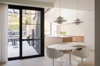 Deze recente woning (bouwjaar 2018) is een pareltje binnen de Leuvense stadsring. Niet alleen architecturaal scheert ze hoge toppen, ze is...