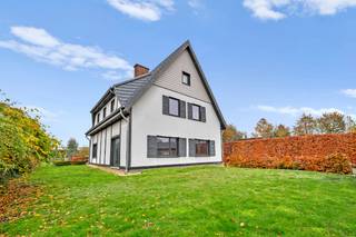 Zeer ruime alleenstaande speciale eigendom met 6 slaapkamer, 3 badkamers en 2 burelen.Ruime hal, aparte w.c., ruime living in 2 delen van 62 M2!! ...