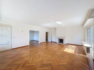 Dit appartement op de Kortrijksesteenweg is ideaal voor wie houdt van ruimte. Een pluspunt zijn de ruime kamers en het hoge plafond in het appartement, wat een heel open en vrij gevoel geeft zodra je binnenstapt.<br /><br />Met drie volwaardige slaapkamers en twee badkamers is de indeling bovendien heel praktisch. Een grote troef is het terras aan de achterzijde, waar je uitkijkt op een grote, gedeelde tuin. Het is daar verrassend rustig, ook al woon je op een toplocatie. Je zit hier namelijk overal dichtbij: het centrum van Gent is vlakbij en je bent met de auto binnen een minuut op de belangrijkste invalswegen.<br /><br />Indeling van het appartement:<br />Inkomhal - woonkamer - eetkamer - keuken - 3 slaapkamers - 2 badkamers - toilet - dressing - berging - ruim terras<br /><br />Praktische info:<br />- Gemeenschappelijke kosten + verbruik water: 185,00 EUR/maand (provisie)<br />- Voorschot privatief verbruik verwarming: 100,00 EUR/maand (provisie)<br />- Ondergrondse autostaanplaats bij te huren aan 100,00 EUR/maand<br /><br />Onmiddellijk beschikbaar!