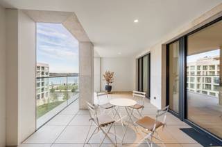 Gelegen in de prestigieuze wijk Nieuw Zuid, biedt dit <strong>gemeubelde</strong> high-end appartement het perfecte evenwicht tussen stadsleven, cultuur en natuur. Hier geniet je van trendy restaurants, gezellige koffiebars, kunstgalerijen, en het KMSKA én de prachtige Scheldekaaien met wandelboulevard. Liever wat meer natuur en rust? Ontspan, wandel of jog in de uitgestrekte Hobokense Polder, op slechts enkele minuten van uw deur.<br /><br /><strong>Indeling</strong><br />Het appartement werd smaakvol ingericht met hoogwaardige materialen en stijlvol meubilair. Grote raampartijen zorgen voor overvloedig licht en verbinden de leefruimte met het ruime terras. Ruime leefruimte met open keuken (volledig uitgerust), slaapkamer met ruime dressing, badkamer met ligbad en dubbele lavabo, kast met wasmachine/droogkast. Diverse inbouwkasten zorgen voor voldoende opbergruimte. Terras met panoramisch zicht op de Schelde en vernieuwde kaaien. Extra troef is het ruime zuidgerichte gemeenschappelijke dakterras met zicht op de Schelde.<br /><br /><strong>Troeven / Extra's.</strong>
<ul>
<li>Perfect voor expats, young professionals of wie houdt van urban living met een vleugje klasse.</li>
<li>Optioneel autostaanplaats met laadpunt beschikbaar aan 150 EUR/maand.</li>
<li>Volledig bemeubeld, en voorzien van alle huisraad, bedlinnen, badlinnen,..</li>
<li>Energieklasse A.</li>
<li>Alg. kosten 150 EUR/maand.</li>
<li>EPB in opmaak.</li>
</ul>