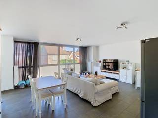 <p>Stijlvol duplex appartement te huur in het hart van Keerbergen.<br /><br />Op zoek naar een ruim en modern appartement met karakter? Dit prachtige duplex appartement met twee slaapkamers is gelegen in een kleinschalig en eigentijds gebouw in het centrum van Keerbergen. Dankzij de privé inkom geniet je van extra privacy en een doordachte indeling over twee verdiepingen.<br /><br />Via de inkom op het gelijkvloers bereik je de trap naar de woonverdieping, waar je binnenkomt in de lichtrijke leefruimte met een open, volledig geïnstalleerde keuken en eetplaats. Verder vind je op deze verdieping een apart toilet, een ingebouwde vestiaire en een praktische berging met aansluiting voor wasmachine en droogkast.<br /><br />Op de bovenverdieping bevindt zich een open werkplek, ideaal voor thuiswerk of een gezellige leeshoek. Daarnaast zijn er twee ruime slaapkamers en een stijlvolle badkamer met ligbad, douche, dubbele lavabo en toilet. Vanuit de master bedroom en de werkplek heb je toegang tot een ruime patio/terras, waar je heerlijk kan ontspannen. Extra bergruimte is voorzien dankzij een zolder van 30m², bereikbaar via een trapladder.<br /><br />Onder het appartement is er een overdekte buitenparkeerplaats voorzien, inclusief een aparte privéberging.<br /><br />Huurprijs: 1075 EUR/maand + 35 EUR gemeenschappelijke kost.<br />Alle nutsvoorzieningen zijn individueel.<br />Beschikbaarheid: 01/08/2026.<br /><br />Interesse? Plan je bezoek in via onze website www.living-stone.be.</p>
