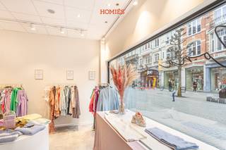 Deze charmante handelsruimte is gelegen in één van de gezelligste winkel-wandelstraten in het hartje van Leuven, de Brusselsestraat. Dankzij de...