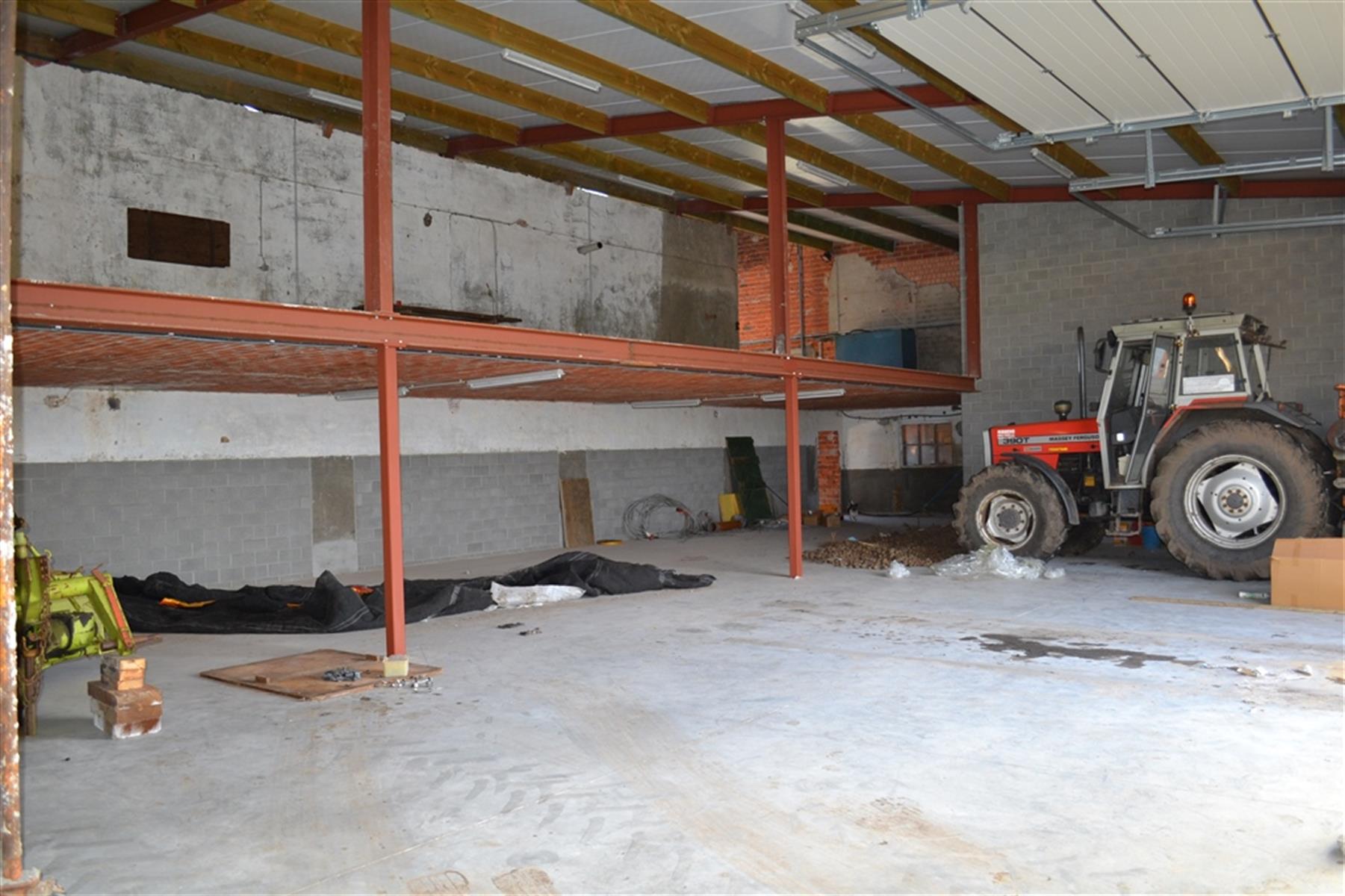 MAGAZIJN/OPSLAGRUIMTE CA. 200 M² met 3 toegangspoorten - foto 2