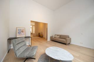 <p>Wonen met charme, klasse en een vleugje grandeur</p><p>Een gebouw dat niet alleen gezien mag worden, maar ook één met een architecturale air. Hier ademt de gevel art nouveau, kom je binnen in een authentieke hal, heb je hoge plafonds. Een woning met geschiedenis en een verhaal, en dit in een modern jasje.</p><p>Welkom in de geliefde Markgravewijk, een levendige buurt met standing waar architecturale parels, het stadsleven en de rust hand in hand gaan. Parken zijn hier om de hoek, het hipste restaurant van 2025, Cobrahouse is je nieuwe go to en één van de beste bakkers in Antwerpen, Domestic, ligt op wandelafstand. Dit in combinatie met een top bereikbaarheid is een match made in heaven.</p><p>Waarom je hier wil wonen<br />•    Elegante architectuur en volledig gerenoveerd gebouw (ontworpen door Jules Dries, 1910)<br />•    Veel lichtinval en prachtige hoge plafonds<br />•    Terras en balkon met zicht op het park<br />•    Twee volwaardige slaapkamers met een aangenaam ruimtegevoel<br />•    Centrale ligging<br />•    Instapklaar</p><p>Op de gelijkvloerse verdieping van het gebouw vinden we het appartement met 2 slaapkamers en tuin. Een mooie leefruimte met toegang naar de open keuken en eetkamer. De eetkamer ligt in het verlengde van de leefruimte en kan je afscheiden met de dubbele deur. Een open keuken, voorzien van alle toestellen (Miele – Samsung) en eiland, met toegang naar het terras aan de achterzijde met zicht op groen. In de nachthal is er een gastentoilet en berging met aansluiting voor wastoestel en droogkast.</p><p>De masterbedroom heeft een naastgelegen badkamer. De 2de kamer ligt aan de voorzijde van het appartement en is perfect als hobbykamer, gastenkamer of bureau.<br />Interesse? Wacht niet te lang en maak je afspraak via www.sinjoor.be of 03 283 05 00.<span><span></span></span></p>