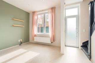 <strong>Eengezinswoning te huur met 2 slaapkamers</strong><br /><br />Op zoek naar een comfortabele woning op een rustige locatie?<br />Deze eengezinswoning met 2 slaapkamers biedt een comfortabele en praktische indeling, ideaal voor een gezin of koppel dat op zoek is naar ruimte en rust.<br />Gelegen in een aangename woonomgeving met alle nodige voorzieningen in de buurt.<br />Onmiddelijk vrij<br />Ongemeubeld verhuurd.<br /><br /><strong>Indeling</strong><br />
<p>Bij het binnenkomen wordt u verwelkomd in een lichtrijke inkomhal.<br />De woning beschikt over een gezellige leefruimte met open keuken en een badkamer met toilet en inloopdouche.</p>
<p>Op de eerste verdieping bevinden zich twee ruime slaapkamers, ideaal voor een gezin, koppel of thuiswerkruimte.<br /><br /><strong>Troeven</strong></p>
<ul><li>Rustige ligging</li><li>Ideaal voor een koppel of gezin</li><li>Vlakbij het centrum strand en zee</li></ul>
<p><br />Interesse?<strong> </strong>Neem gerust contact met ons op voor meer informatie of een bezichtiging.<br /><strong>Contact: </strong>Soraya: soraya@servimoholidays.be / 058/22.41.70</p>