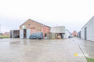 Magazijn (+/- 334 m²) in zeer goede staat te gebruiken als stapelruimte met hoge inrijpoort. Het magazijn is binnen gedeeltelijk opgesplitst in...