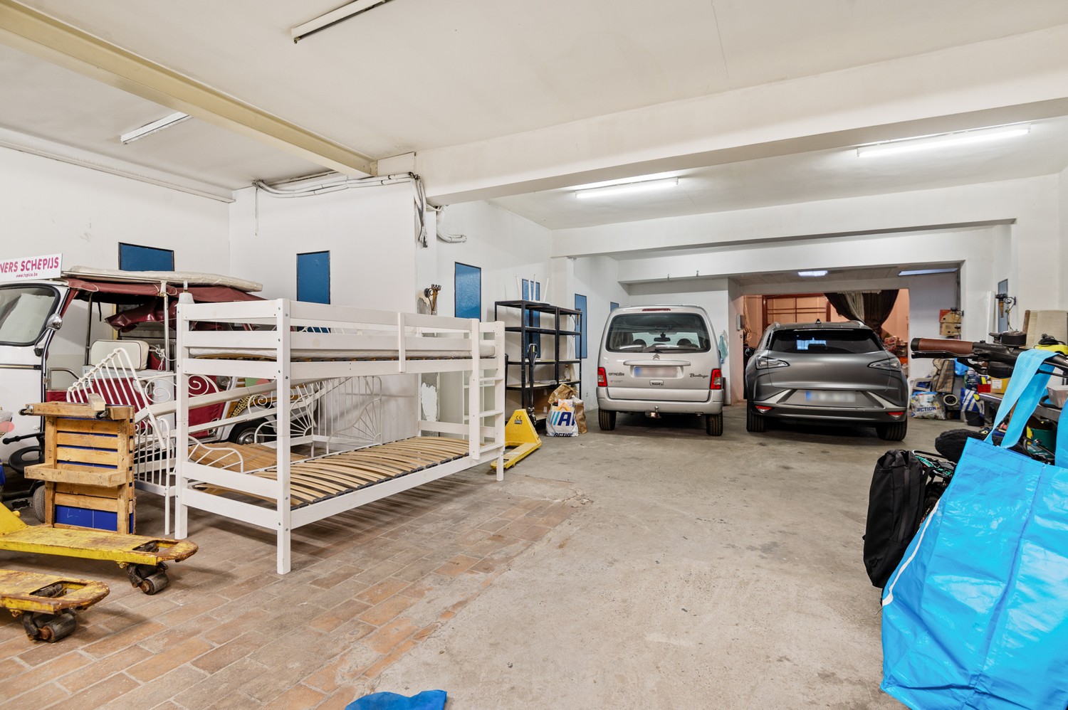 Opbrengsteigendom met een groot magazijn en 3 appartementen te koop! - foto 2