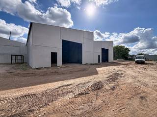 Nieuwe KMO-units te Roeselare, een modern en duurzaam bedrijventerrein bestaande uit 10 loodsen.<br /><br />In dit nieuwe KMO-park, *ARDOPOORT*, bieden wij een loods van 241,20 m² te koop aan, voorzien van een regenwaterput van 3000 liters. Er zijn ook 3 parkeerplaatsen te koop bij deze unit.<br /><br />Deze UNIT (nr. D) heeft een strategische ligging te Roeselare. Het bedrijventerrein is ideaal voor kleine en middelgrote ondernemingen die op zoek zijn naar een functionele, duurzame en goed bereikbare uitvalsbasis in West-Vlaanderen.<br /><br />Interesse? Neem contact met ons op voor meer info of een bezoek ter plaatse. De prijs is exclusief 21% BTW en exclusief kosten notaris, aansluitingskosten, ....