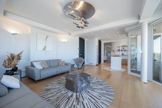 Op een voortreffelijke locatie met weidse verzichten op de Schelde én met het vernieuwde Zuidpark om de hoek bevindt zich dit eigendom op één van de meest gewilde locaties.<br /><br />Een uitzonderlijke breedte zorgt voor een panoramisch zicht vanuit de ruime en lichte leefruimte. Een geïnstalleerde Bulthaupt-keuken is voorzien van alledaags comfort.<br /><br />Verder beschikt het appartement over een masterslaapkamer met dressing én aanpalende badkamer. Een tweede slaapkamer is voorzien van ingemaakt kastenwerk.<br /><br />De kleinschaligheid van het gebouw biedt rust en privacy.<br /><br />Fietsenstalling bevindt zich in het gebouw.<br /><br />Bijzonderheden<br /><br />- Frontaal Scheldezicht op het Zuid<br /><br />- Uitzonderlijke gevelbreedte van 17m<br /><br />- Mogelijkheid tot huren van een autostaanplaats onder gedempte Zuiderdokken waar elektrisch laden mogelijk is.