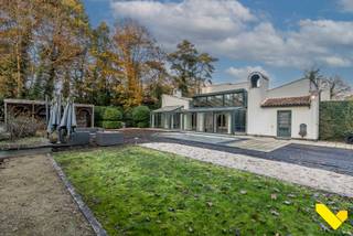 Uitzonderlijke villa met zwembad in groene omgeving!Deze karakteristieke woning is ideaal voor zij die wat meer luxe willen genieten.We komen binnen...
