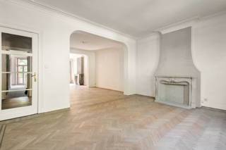 <p>JAN VAN RIJSWIJCKLAAN 83, 2018 ANTWERPEN</p>
<p>Gelegen op de tweede verdieping van een karaktervol gebouw, biedt dit ruime appartement een mooie combinatie van authenticiteit en potentieel. Originele elementen zoals de houten vloeren, hoge plafonds en authentieke haarden zorgen voor een warme en charmante uitstraling. De royale leefruimtes genieten van veel lichtinval en bieden een aangename woonbeleving.</p>
<p>Aan de achterzijde van het appartement bevindt zich een gezellig terras met een mooi uitzicht op het omliggende groen.</p>
<p>Het appartement beschikt verder over drie volwaardige slaapkamers en twee badkamers. Daarnaast zijn er een kelderberging, een autostaanplaats, een dubbele garagebox en twee extra meidenkamers aanwezig, die flexibel kunnen worden ingericht als berging, hobbyruimte of bureau. Deze laatste zijn verplicht aan te kopen bij het appartement als één geheel.</p>
<p>Hoewel het geheel op te frissen en te renoveren is, werden de daken reeds vernieuwd. Een eigendom met mooie volumes, authentieke charme en tal van mogelijkheden om het volledig naar eigen smaak vorm te geven.</p>